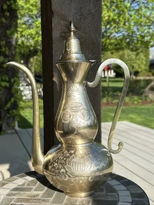 Hermosa tetera vintage de latón hecha en la India ornamentada grabada floral pesada - Imagen 1 de 10