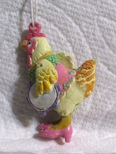Kleines Huhn Ornament mit rosa Schuhen - Bild 1 von 2
