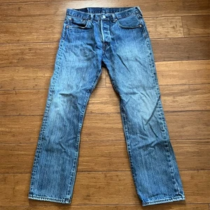 Levis 501 Denim Jeans Mens 30x28 Blue Med Wash Button Fly Straight Leg Classic - Picture 1 of 11