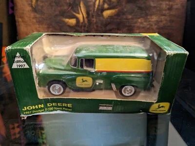 Camión John Deere 1957 Dodge D100 Town Panel banco coleccionable verde y amarillo Foto 1 de 4