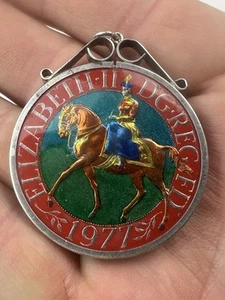 1977 QUEENS SILVER JUBILEE CROWN COIN ENAMELLED PENDANT Available Worldwide - Picture 1 of 15