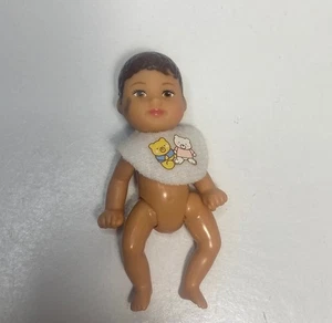Vintage 1990er Barbie Baby Krissy dunkle Haare Mattel 3" Puppe mit Lätzchen - Bild 1 von 8