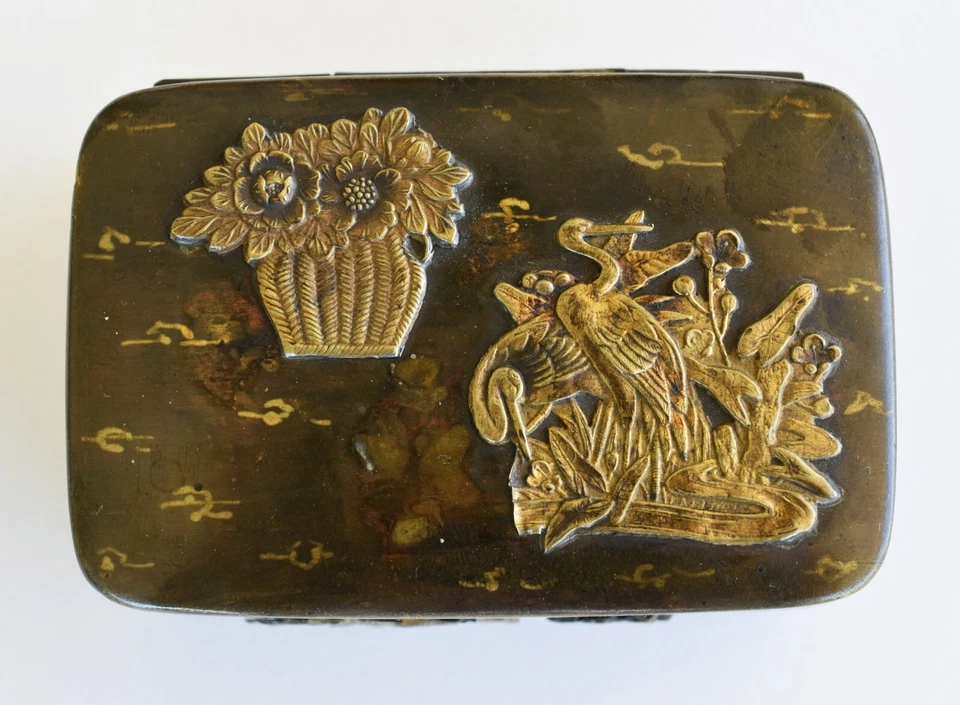 Antigua caja de metal mixta japonesa del período Meiji Foto 1 de 4