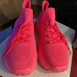 NEW HOT PINK WOMEN’S SNEAKERS Size 10.5 LACE UP STRETCHY FABRIC - Picture 1 of 8