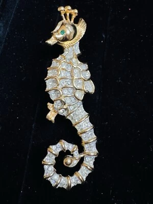 KENNETH JAY LANE KJL (OLD MARK) GOLD  RHINESTONE GLASS SEAHORSE BROOCH - Image 1 of 4