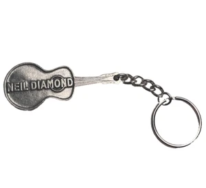 Schlüsselanhänger Neil Diamond Gitarre 1996 World Tour silberfarben Souvenir selten Vintage - Bild 1 von 6