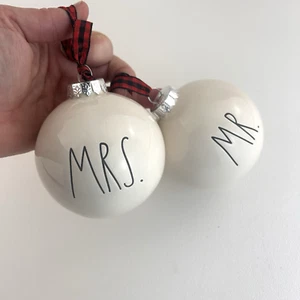 Rae Dunn MR. & MRS. Weihnachtsschmuck 2er Set Holiday Cremeweiß Neuvermählt - Bild 1 von 9