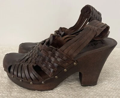 Zuecos de cuero tejido marrón vintage MIA tacón de madera talla 8 Foto 1 de 4