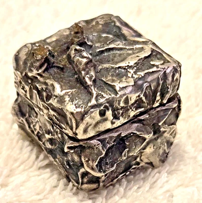 Caja de baratijas artesanales brutalistas de mediados de siglo de plata de ley Foto 1 de 4