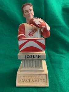 Curtis Joseph - Red Wings Mini-Bust 2002-03 UD Classic Portraits - CAJA ORIGINAL - Imagen 1 de 9