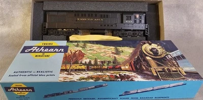 NOS Athearn HO Scale Pennsylvania Railroad H24-66 Trainmaster Locomotive 4305 - Image 1 of 4