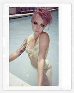 Kunst Pinup Model Cheyanne Instax breiter Fotodruck, hochwertig signiert vom Künstler - Bild 1 von 1
