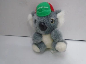 Australia United PTY Souvenirs Peluche Koala Con Sombrero Rojo Verde Peluche - Imagen 1 de 4