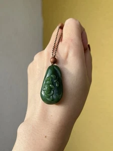 Collar Hecho a Mano con Colgante Tallado a Mano Jade Hetiano Verde Loto y Libélula - Imagen 1 de 8