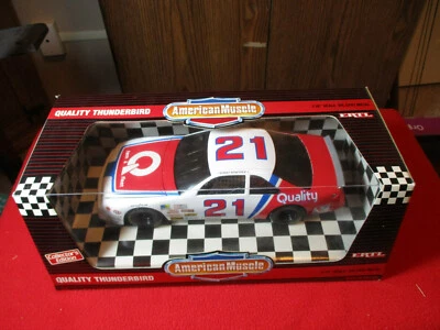ERTL American Muscle Quality Bobby Bowsher Ford Thunderbird #21 Die Cast 1/18   Foto 1 de 4