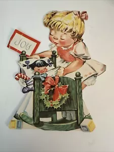 Biglietto bambino natalizio vintage metà secolo ragazza carina che gioca con bambola nella culla - Foto 1 di 3