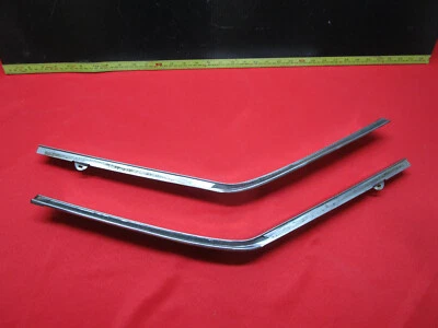 1973-1978 DATSUN B210 HATCHBACK REAR QUARTER WINDOW MOLDING PAIR   — 第 1/4 张图片