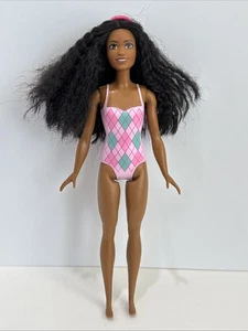 2022 Mattel Barbie Beach Boardwalk #HNL99 African American Barbie Puppe Badeanzug - Bild 1 von 8