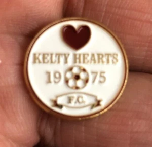 SCOTTISH LEAGUE KELTY HEARTS F.C. ROUND CREST ENAMEL PIN BADGE - Picture 1 of 1