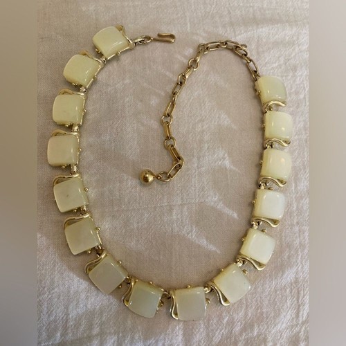 OFF WHITE Collana girocollo vintage con pannello in lucite bianco sporco