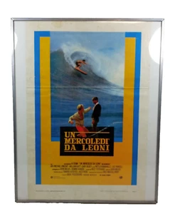" UN MERCOLEDI DA LEONI " LOCANDINA FILM PICCOLA INCORNICIATA ORIGINALE - Imagen 1 de 2