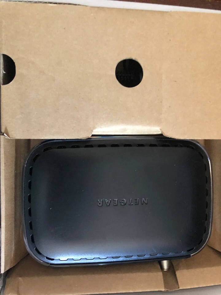 Módem por cable Netgear DOCSIS 3.0 (CM400-100NAS) 340 Mbps Foto 1 de 1