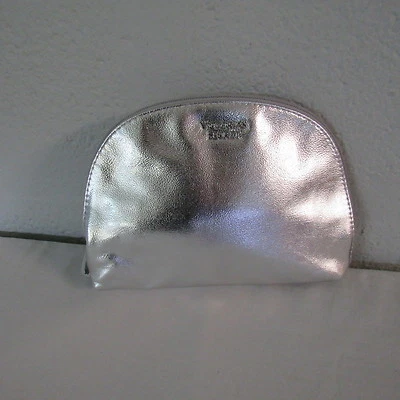 Victoria's Secret Estuche de Maquillaje/Cosméticos/Viaje de Vinilo Plateado NUEVO Foto 1 de 3