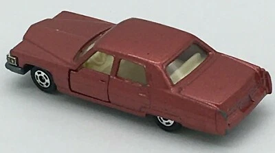 😎 TOMY Tomica Cadillac Fleetwood Broam 1976 escala 1/77 - rosa polvorienta COLOR RARO Foto 1 de 4