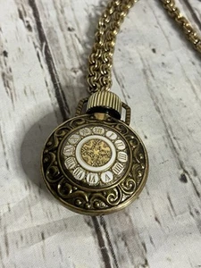 Collana con ciondolo bottiglia profumo Avon vintage anni 70 tono oro quadrante orologio - Foto 1 di 8