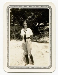 ¿Encontró una foto de una mujer joven alrededor de la década de 1930 en la recreación de la búsqueda de ropa o militar? - Imagen 1 de 2