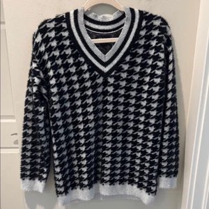 Love Token V-neck Black and Gray Houndstooth Sweater size Small - Picture 1 of 8