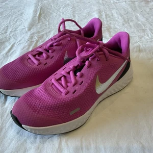 Nike Revolution 5 (GS) Active Fuchsia/Silver Girl's Running Shoes - Size 3.5 Y - Bild 1 von 6