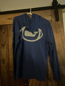 Camiseta con capucha de manga larga Vineyard Vines azul marino para hombre logotipo de fútbol talla M - Imagen 1 de 3