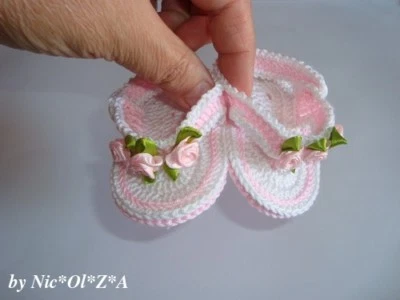 Hecho a mano, sandalias de chanclas de ganchillo para bebé niña First blanco, rosas rosadas, recién nacido  Foto 1 de 4
