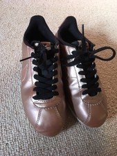 nike cortez negro con dorado