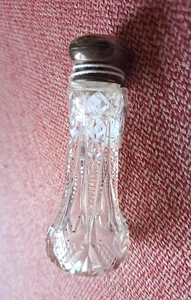 Petit flacon de parfum de collection, anglais, en verre taillé. - Photo 1/4