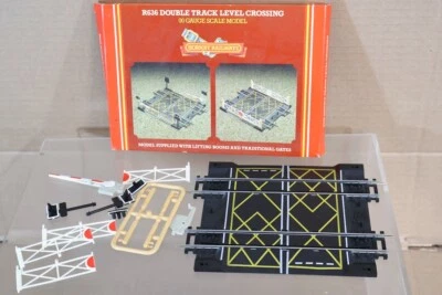 HORNBY R636 DOUBLE TRACK LEVEL CROSSING BOXED oi - Image 1 of 4