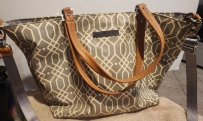 Bolso de viaje de fin de semana Petunia Pickle Bottom Downtown Foto 1 de 4