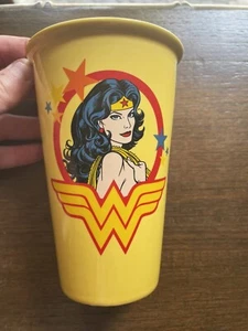 Tazza DC Wonder Woman tazza in ceramica con coperchio in silicone di Vandor - Foto 1 di 6
