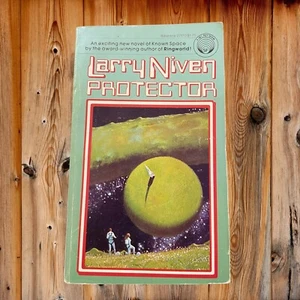 Protector Larry Niven Vintage Sci Fi PB Book - Imagen 1 de 4