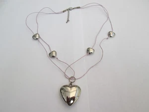 NUOVA COLLANA CORDINO COLOR LILLA E PENDENTI A FORMA DI CUORE COLOR ARGENTO - Foto 1 di 3