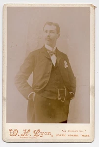 Schnurrbart Mann im Anzug mit Uhrenkette, North Adams Mass, um 1890 Kabinettkarte - Bild 1 von 2