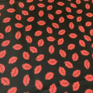 Rote Lippen Lippen Lippenstift auf schwarzem Stoff Baumwolle Handwerk Nähen Projekte Kissen 1 Yard - Bild 1 von 4