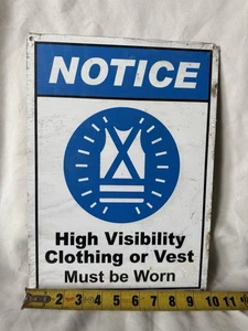 HOCHSICHTBARE KLEIDUNG ODER WESTE MUSS GETRAGEN WERDEN - - Bild 1 von 2