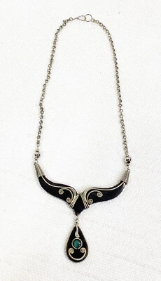 Collar artesanal tibetano con incrustaciones de plata cuerno y pequeño cabachón de malaquita Foto 1 de 4