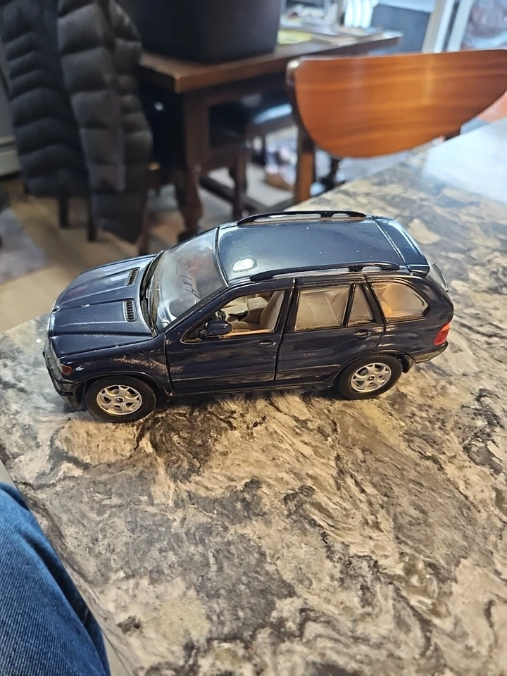 BMW X5 1:24 Die Cast Special Edition Maisto Realistic  Replica Metal Car SUV - Image 1 of 4