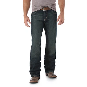 Schwarze Herrenjeans Wrangler Retro® Relaxed Fit gerades Bein getragen WRT20WB - Bild 1 von 4