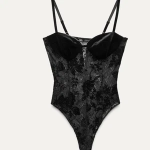 Neu mit Etikett Zara Body Spitze Netz Samtdetail Festive Days Collection schwarz Small - Bild 1 von 9