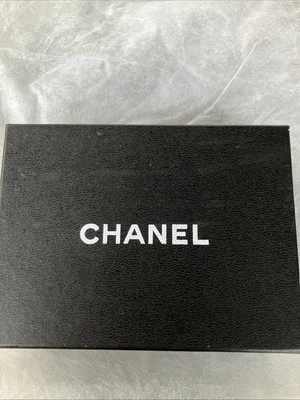 Esta es una bolsa de lápiz labial Chanel perfecta para llevar tus elementos esenciales de maquillaje Foto 1 de 4
