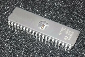 1 pz M27C1024-12F1 120ns 1 megabit (65536 x 16 bit) CMOS EPROM CERDIP40 - Foto 1 di 1